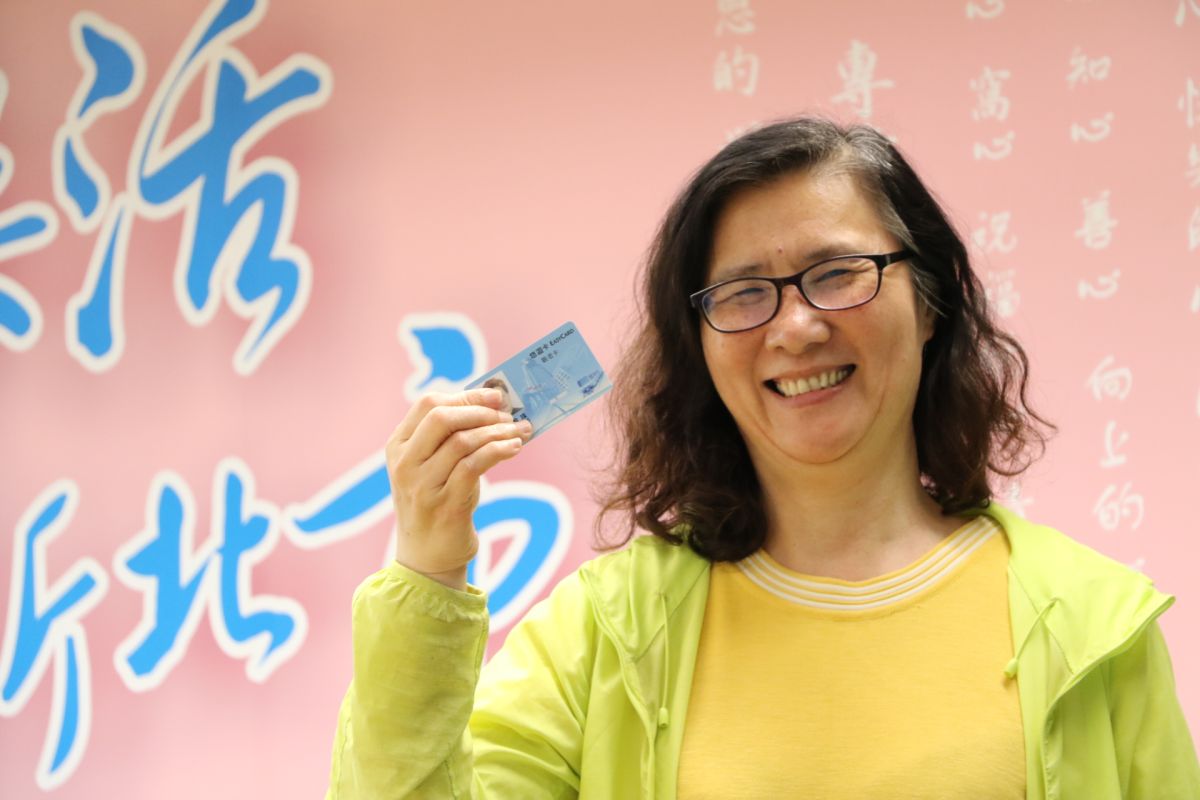 ▲新北市敬老悠遊卡擴大使用範圍，從6月1日起，不僅可搭乘北北基公車，還可以搭乘台北捷運及新北捷運。（圖／新北市社會局提供）