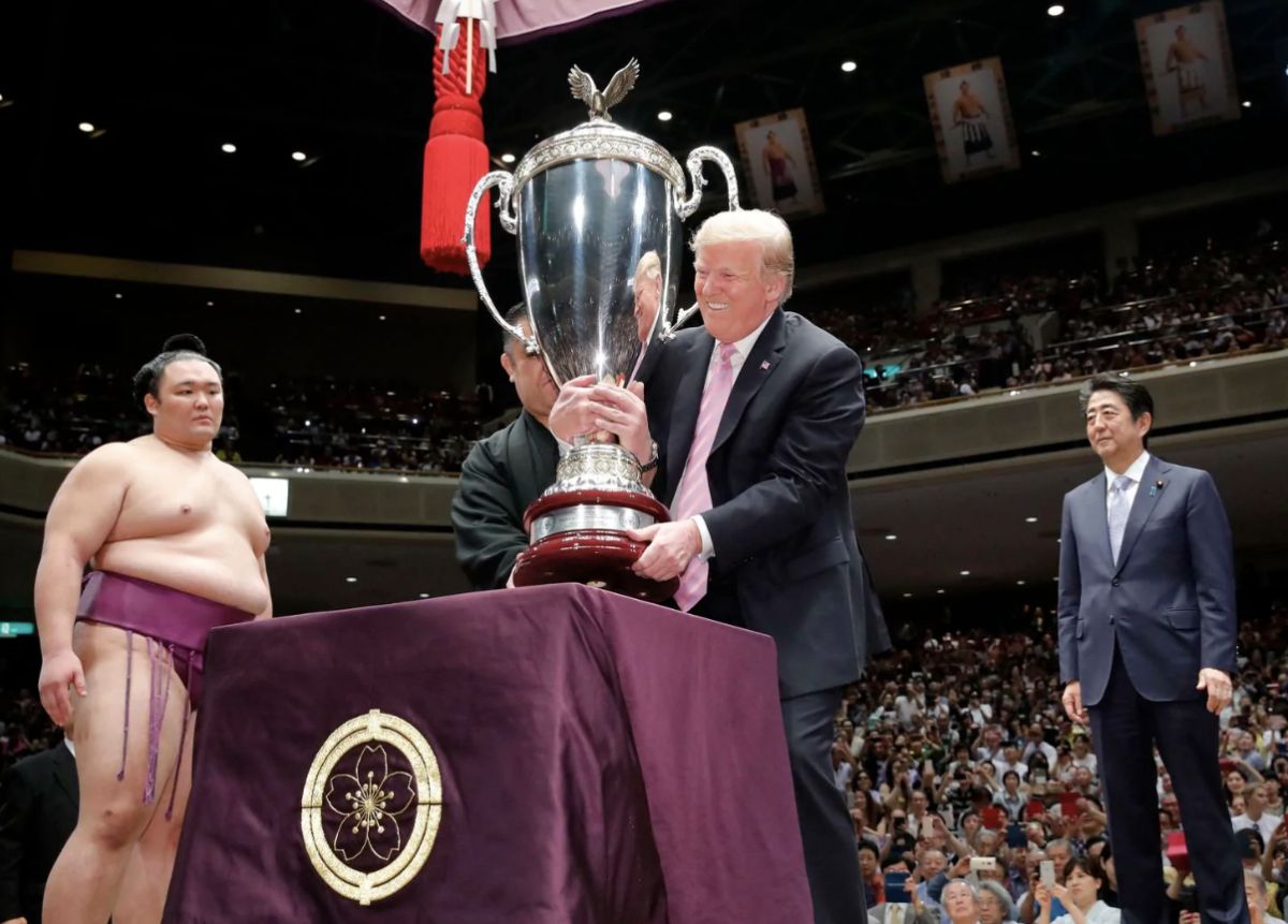 ▲川普此次訪日受到帝王級接待，受邀到兩國國技館觀賞相撲比賽，並特別設置「美國總統盃」優勝大賞。（圖／美聯社／達志影像）