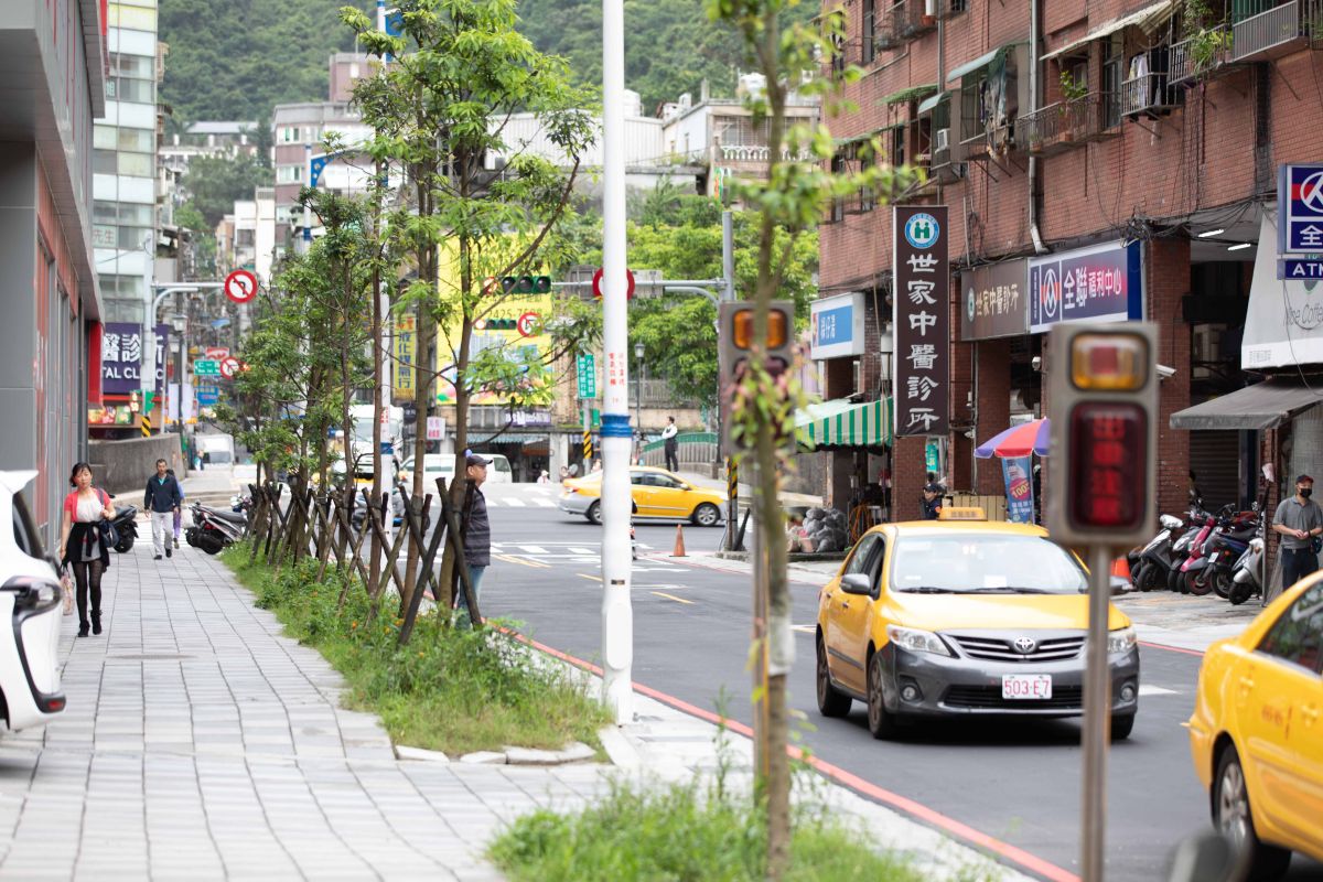 ▲基隆市義六路拓寬工程順利完工，今(29)天起開放雙向通車，居民進出不必再繞路。（圖／基隆市政府提供）