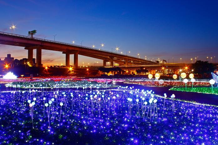 ▲板橋江翠蝴蝶地景公園夜間由50萬顆LED燈泡打造光影彩蝶。（圖／新北市高管處提供）