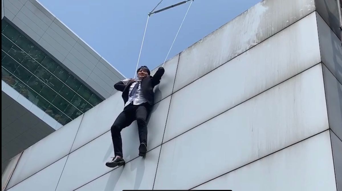 ▲馬俊麟外掛在高樓外，直說好像包著尿布一樣，一點都不可怕了。（圖／民視提供）