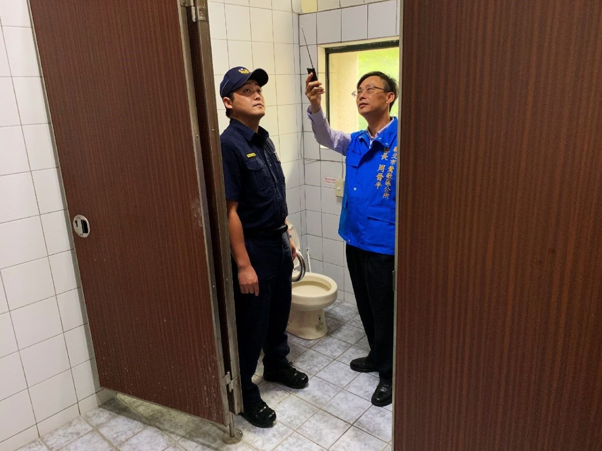 ▲新北市鶯歌區公所進行反偷拍檢測，讓民眾安心如廁。。（圖／鶯歌區公所提供）