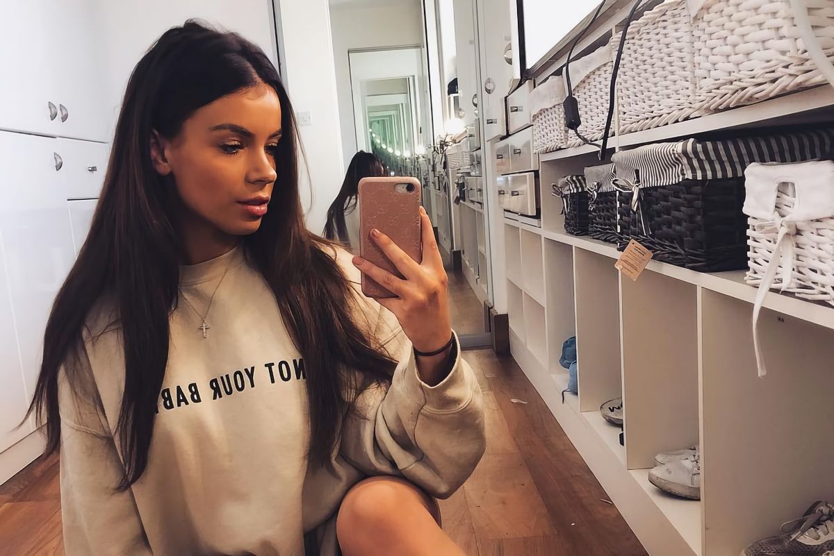 ▲伊莎貝拉每年能出國 6 次、擁有整個衣櫃的精品，其中包括要價約 32 萬台幣的包包。（圖／翻攝自 Isabella James IG）