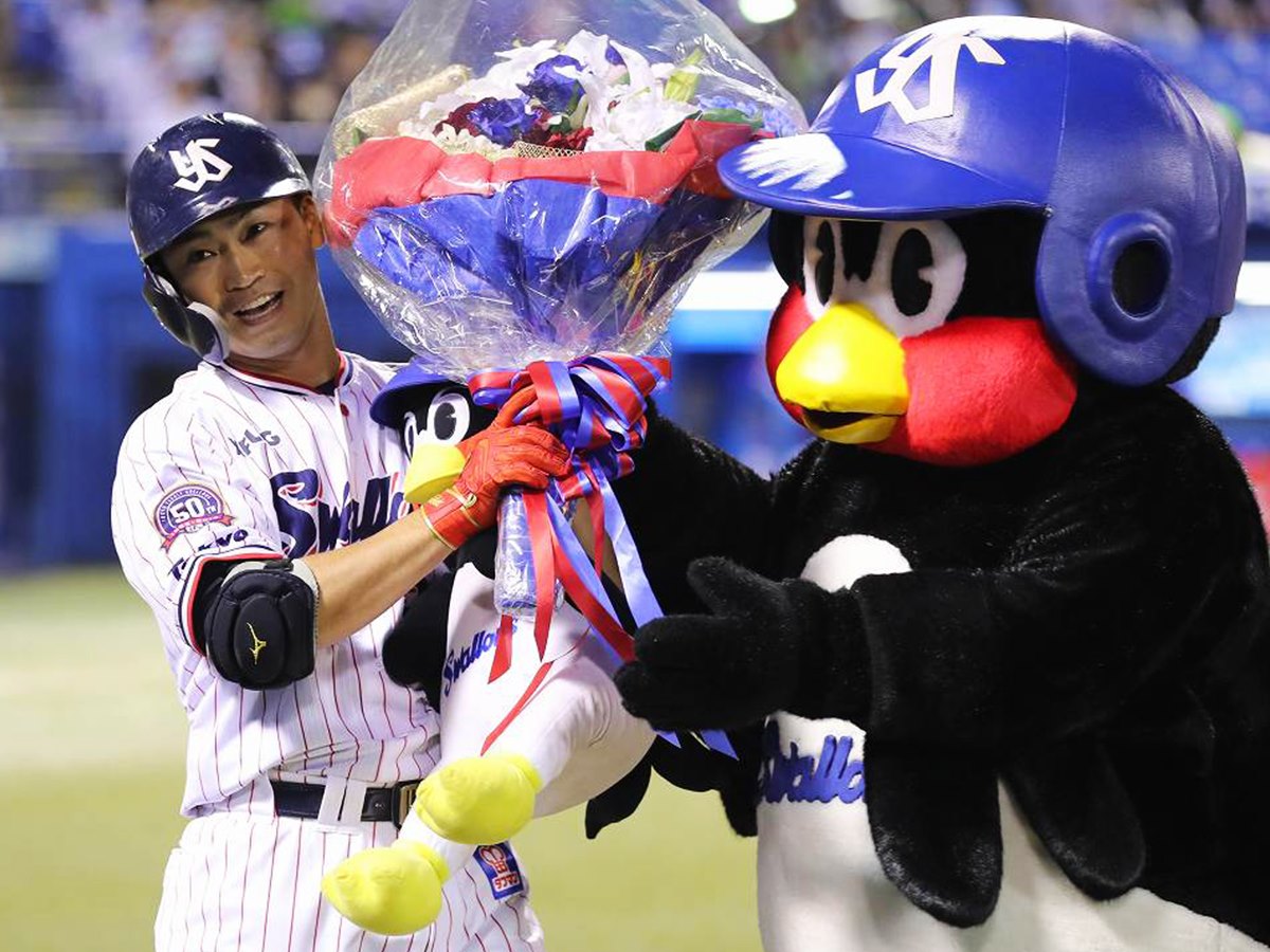 青木宣親接獲燕九郎的祝賀。（圖／取自養樂多球團臉書）