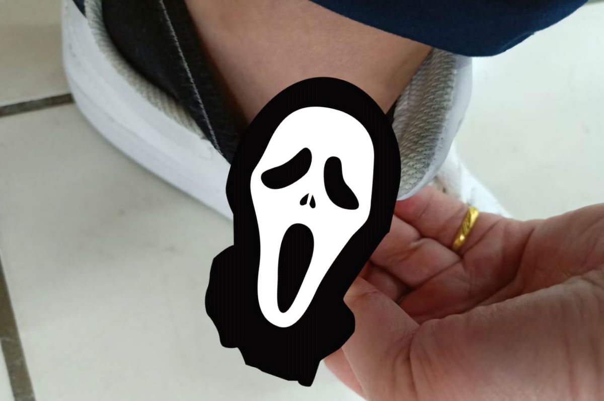 ▲妹妹無意間將 14 顆荔枝椿象的卵穿在腳上，直到 4 小時後才發現，姊姊緊張詢問廣大網友，若荔枝椿象不小心帶到衣櫥該如何處理？貼文立刻引爆熱議。（圖／翻攝自爆怨公社）