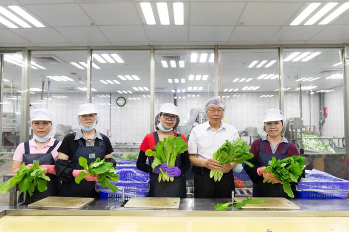 台北市長柯文哲30日參訪桃園市農會有機截切廠。( 圖 / 台北市政府提供 )
