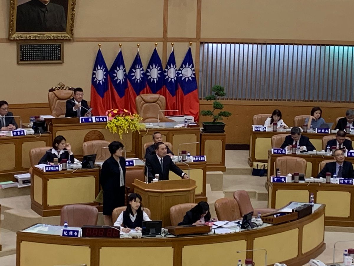 ▲侯友宜承諾，在新北市927處老人共餐中「一個禮拜舉行3次」的共餐據點，每個月提供一次加菜，一年給予補助金5000元。(圖／記者宋原彰攝，2019.05.30)