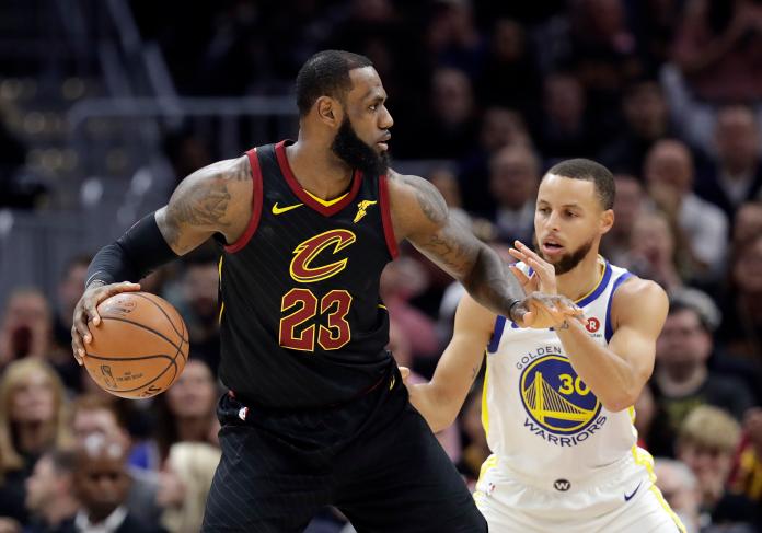 ▲LeBron James(左)、Stephen Curry是總冠軍賽老對手了。（圖／美聯社／達志影像）