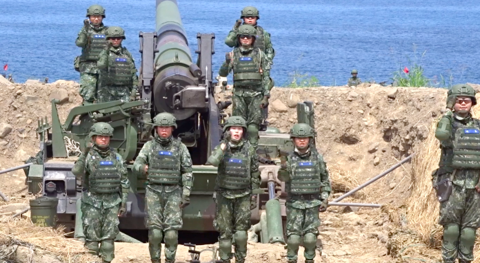 ▲由43砲指部9名女兵組成的女砲班，執行M110 8吋自走砲射擊任務。（圖／呂炯昌攝, 2019.5.30）