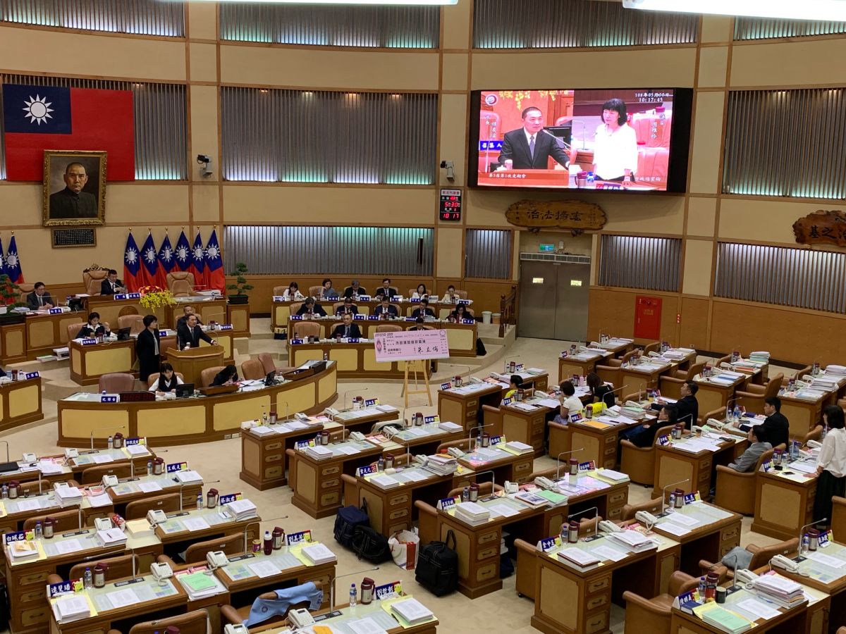 ▲民進黨團議員針對前市長朱立倫任內推動各項政策提出質疑，認為朱立倫將爛攤子丟給侯友宜。(圖／記者宋原彰攝，2019.05.30)