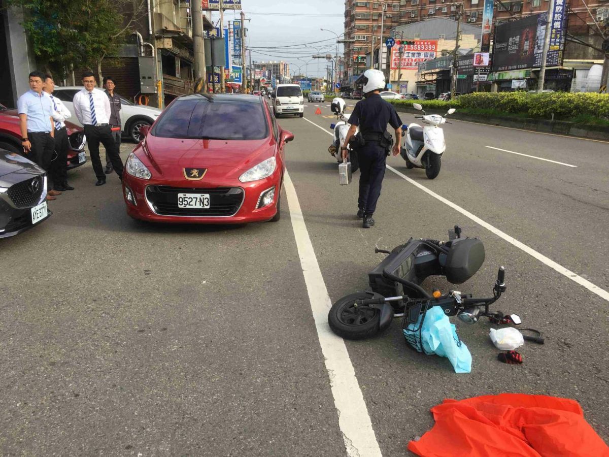▲轎車駕駛莽撞開啟車門，撞上電動自行車騎士，就這樣奪走一條生命。（圖／竹北分局提供）