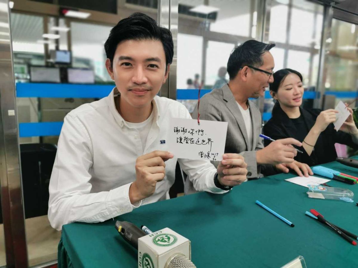 ▲曾少宗簽下器捐同意書。（圖／公視提供）