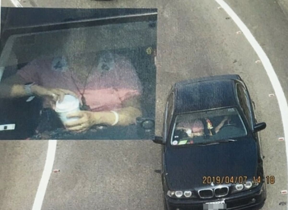 ▲黃婉如今天在議會總質詢中秀出一張違規罰單所附的照片，照片中有一名女性在副駕駛座手拿咖啡杯，但這張罰單也讓車主的太太氣得和先生冷戰，險些引發家庭革命。（圖／市議員黃婉如提供）