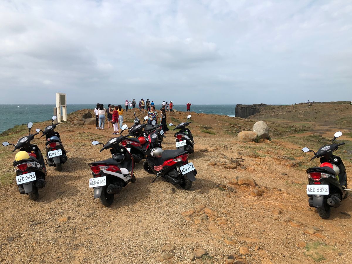 ▲風景優美的小門鯨魚洞，有觀光客成群結隊，直接將9部機車騎上步道區，如此離譜的行徑，讓澎湖民眾直呼不可思議。（圖／林姓導遊提供，2019.05.30）