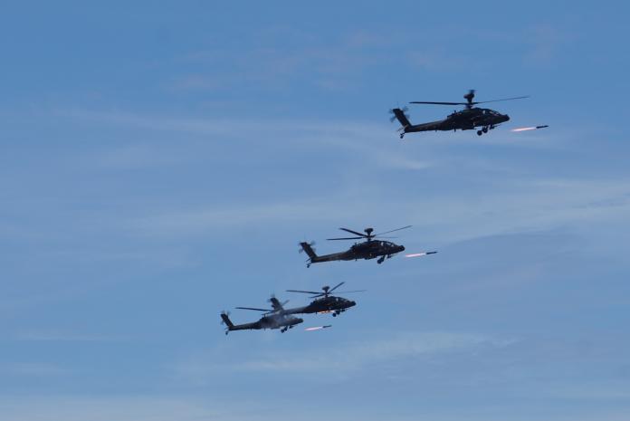 ▲洛克希德馬丁將大量生產精準彈藥與地獄火飛彈，因應國際需求激增。圖為AH-64E阿帕契攻擊直升機發射地獄火飛彈。（圖／記者呂炯昌攝, 2019.5.30）