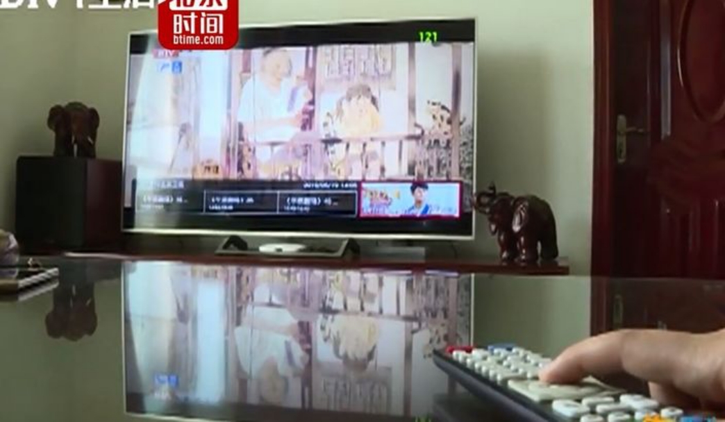 ▲北京一位崔姓男子家中的電視機，半夜會自動打開，並傳出詭異的笑聲及尖叫聲。（圖／翻攝《北京時間》畫面）