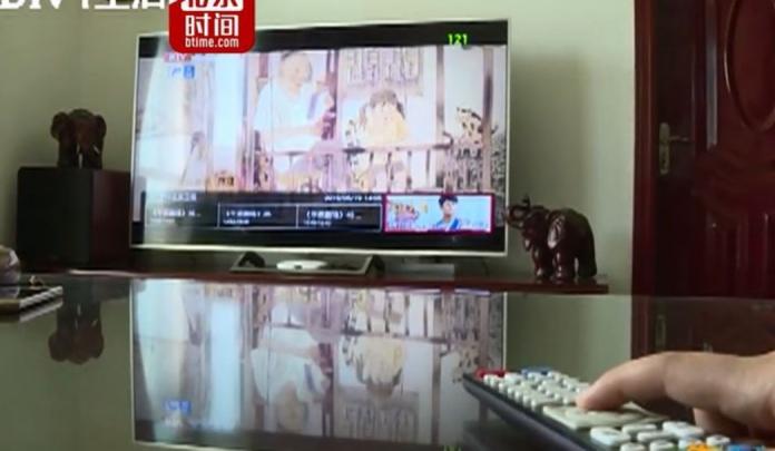 ▲北京一位崔姓男子家中的電視機，半夜會自動打開，並傳出詭異的笑聲及尖叫聲。（圖／翻攝《北京時間》畫面）