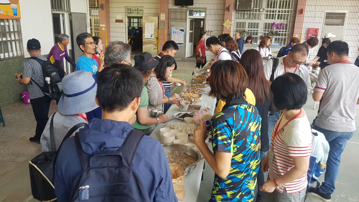 ▲幸福企業聯誼會參訪香田國小，體驗吃割稻飯。（圖／記者陳雅芳攝，2019.05.30）