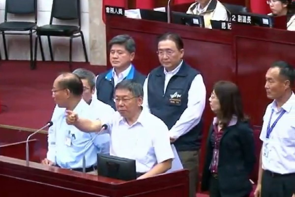 台北市長柯文哲30日在議會暴怒，他聽完巨蛋錄音帶後認為市府沒有問題，但質疑市府公然遭竊聽，並嗆簡舒培議員「是誰給你的」！( 圖 / 翻攝柯P直播 )
