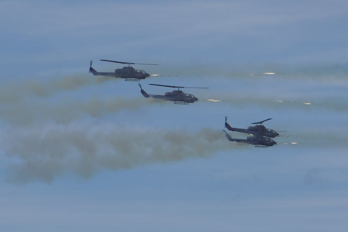 ▲漢光35號演習屏東聯合灘岸殲敵操演，AH-1W超級眼鏡蛇攻擊直升機發射火箭彈。（圖／記者呂炯昌攝影.2019.5.30）