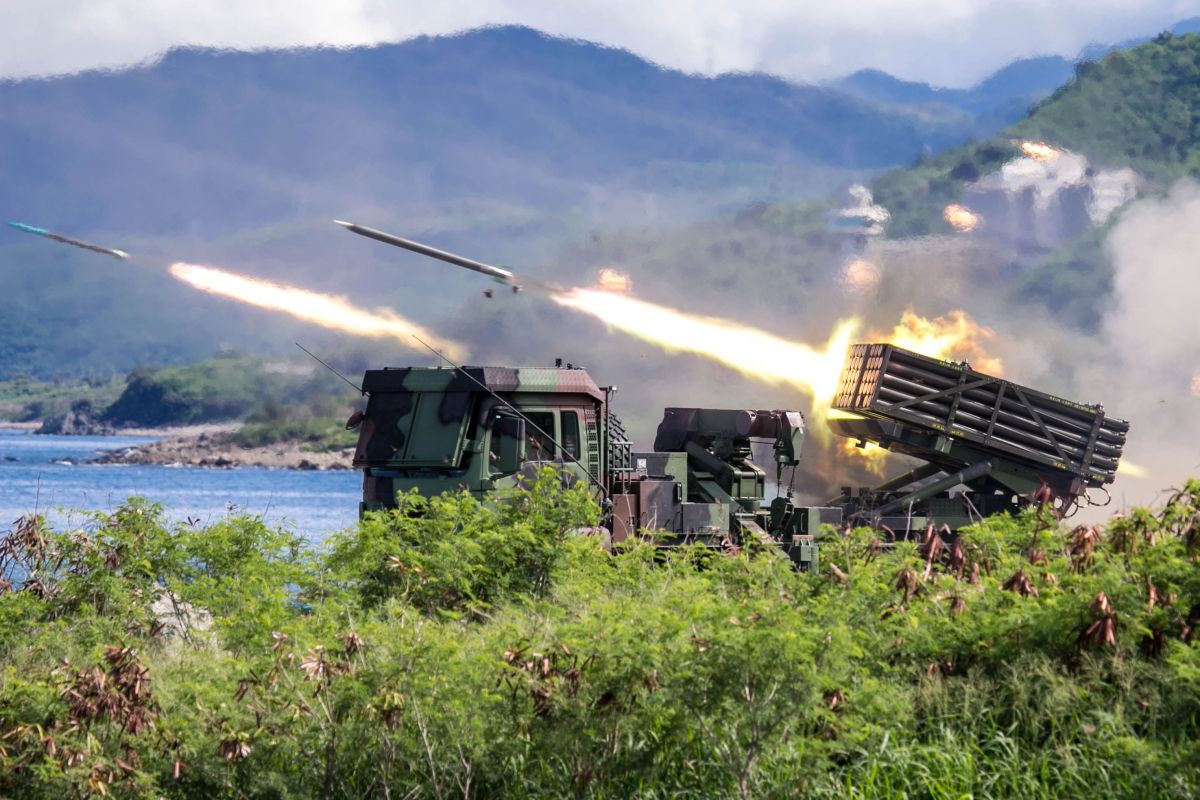 ▲漢光35號演習「聯合灘岸殲敵作戰實彈射擊」中，參與操演的雷霆2000多管火箭系統依令發射MK15火箭彈。（圖／軍聞社提供）