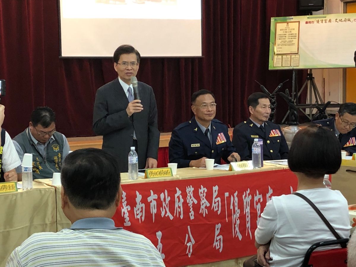 ▲台南地檢署檢察長林錦村（站立者）相當肯定優質宮廟公約簽署活動。（圖／記者陳聖璋翻攝）