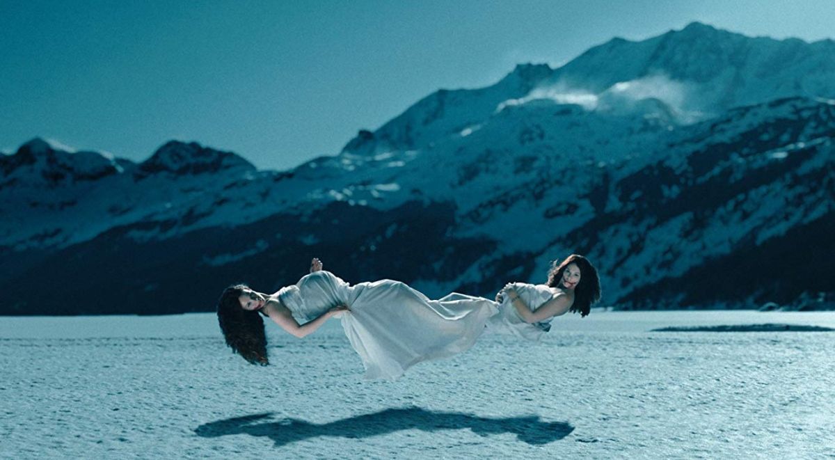 ▲《頭號玩家》打造宛如《魔戒》夏爾以及《哈利波特》霍格華茲般華麗炫目的虛擬世界。（圖／暗光鳥）