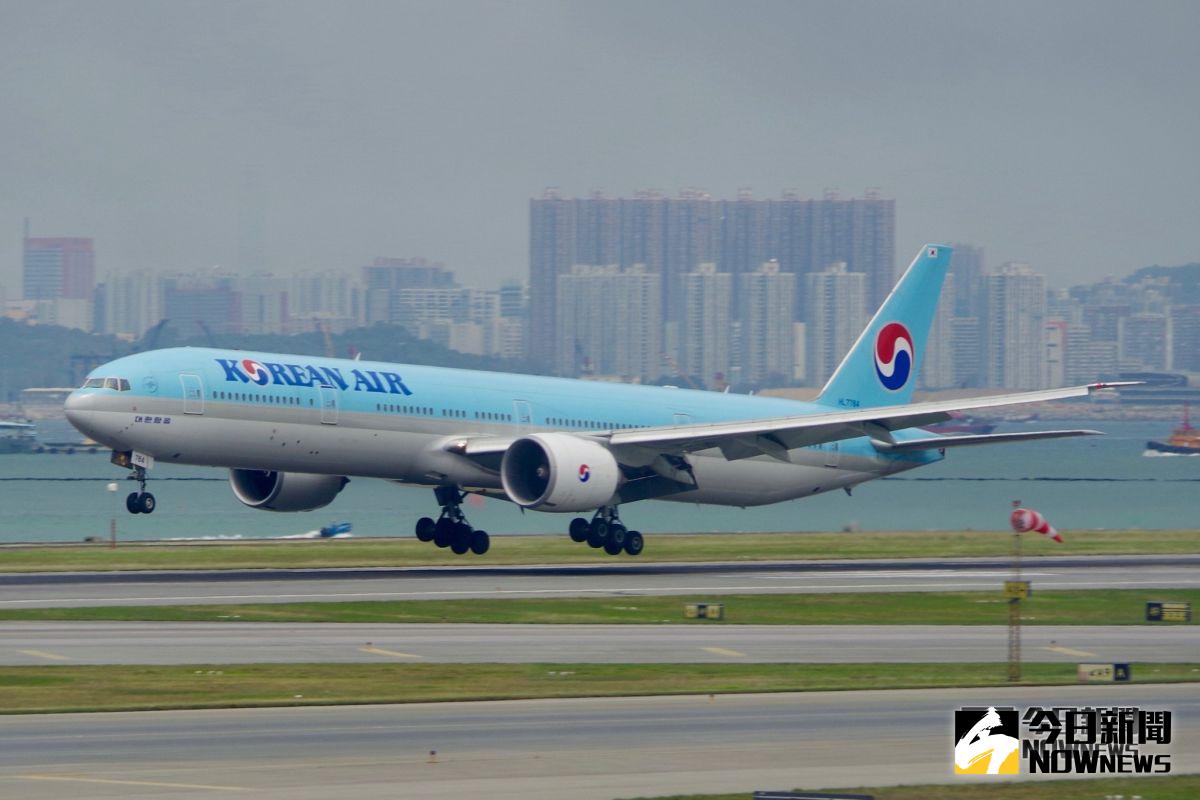 ▲南韓比照高風險地區，所有搭機入境台灣的旅客將全面實施手提行李安檢，旅遊業者提醒，像是泡麵、蔘雞湯包、起司腸等伴手禮，因成分可能含有肉類，建議都不要攜帶。（圖／記者陳致宇攝）