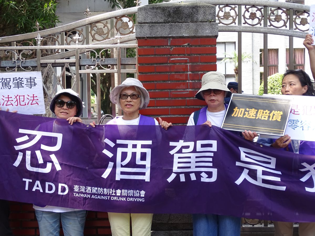 ▲酒駕死刑修法31日拚三讀，台灣酒駕防制社會關懷協會一早在立院前集結，關切修法進度。（圖／記者呂炯昌攝, 2019.5.31）