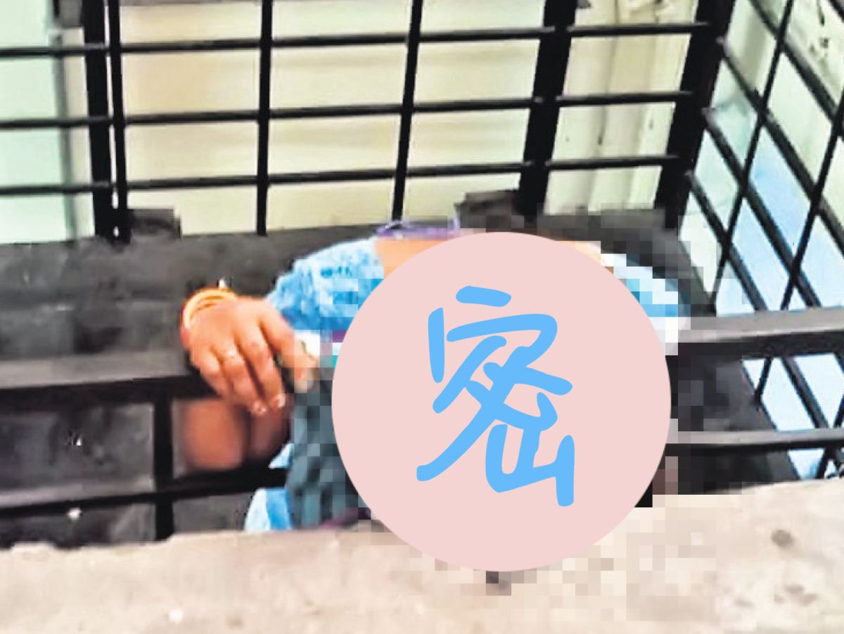 ▲印度一名工廠員工耳機線纏繞電梯門上，下場竟是被斬首。（圖／翻攝自 RewaRiyasat ）