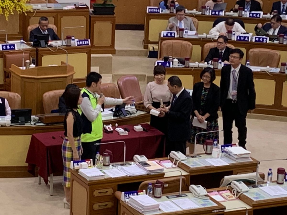 ▲民主進步黨新北市議員們認為現今電子煙唾手可得，在校園氾濫，甚至出現各形各狀。（圖／記者宋原彰攝，2019.05.31）