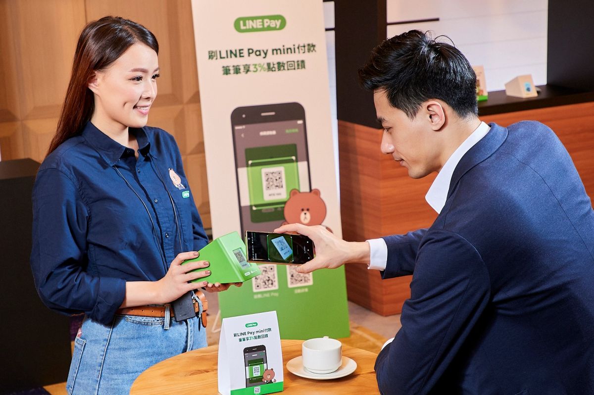 ▲行動支付結帳系統猶如一台「行動收款機」，除了QR code掃碼支付，也可以NFC感應支付 。（圖／LINE提供）