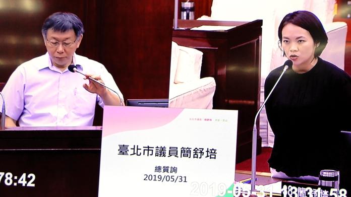 民進黨市議員簡舒培31日在議會繼續質詢「柯市府喬巨蛋」。（圖 / 記者陳弘志攝，2019.05.31）