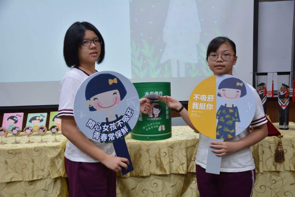 ▲明信片最後投入時空膠囊內。（圖／記者郭政隆攝影2019.5.31）