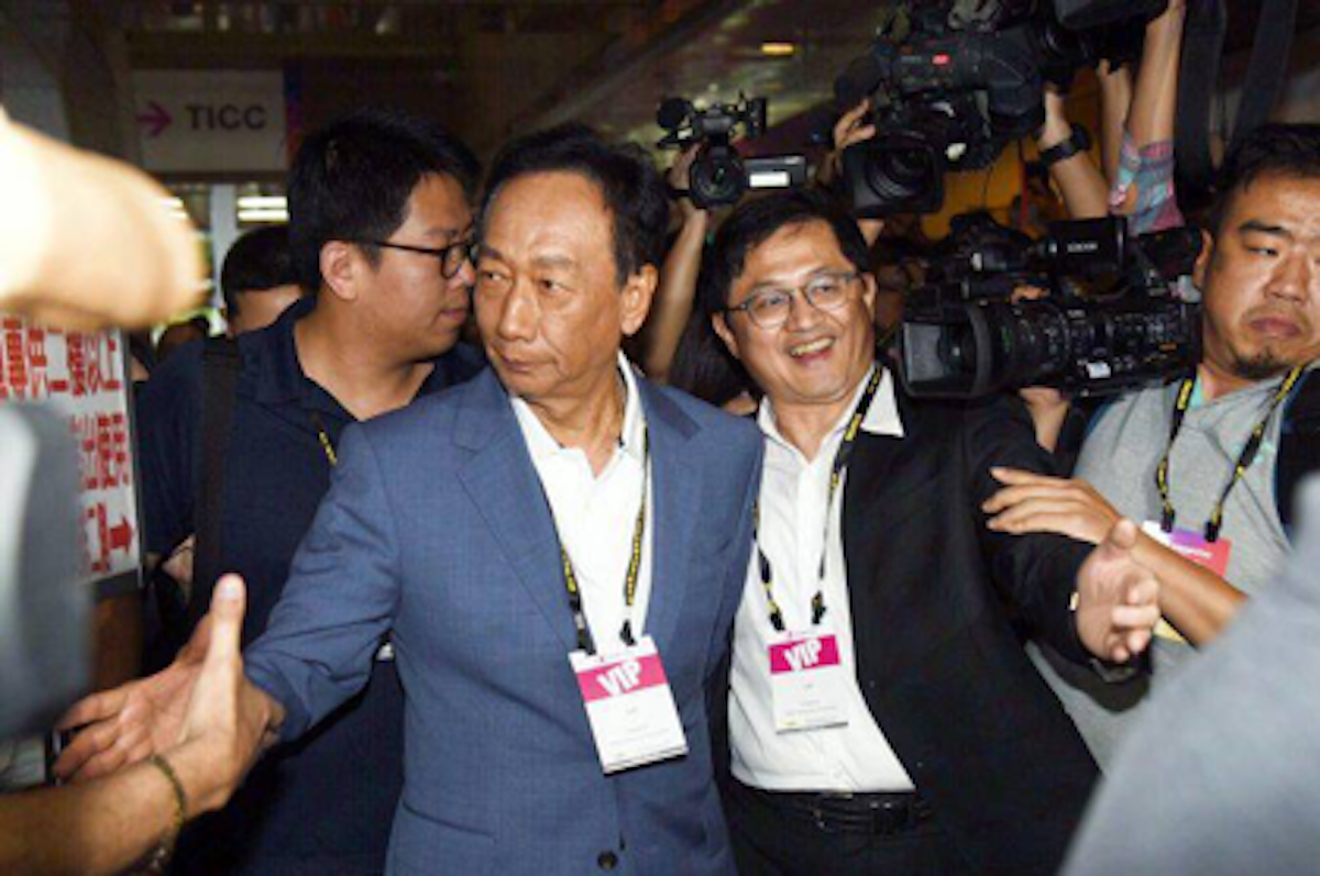 ▲國民黨總統初選參選人郭台銘出席台北國際電腦展的InnoVEX新創特展，台北市電腦公會理事長童子賢（圖右）全程陪同。(圖／記者陳明安攝)