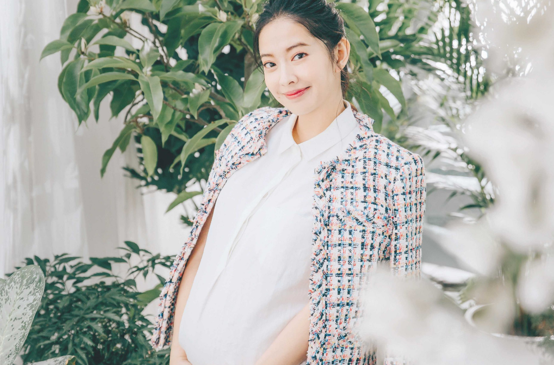 ▲周采詩即將卸貨。（圖／《嬰兒與母親》雜誌）