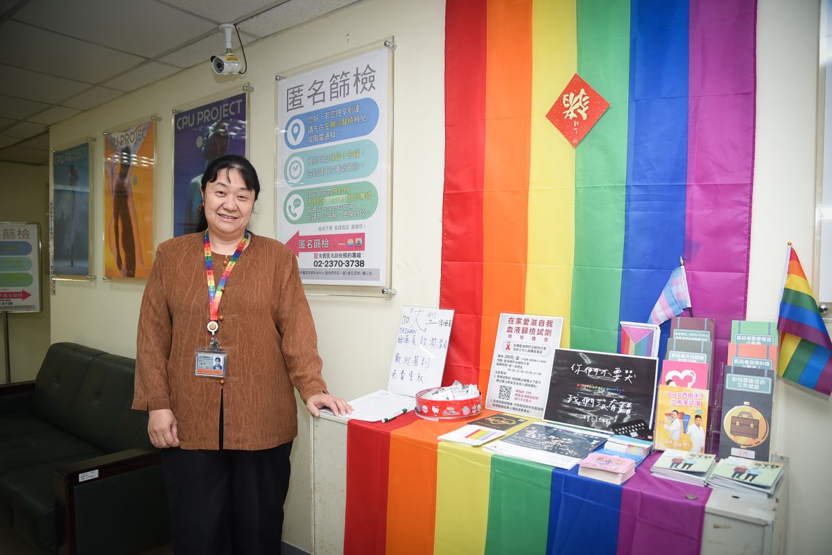 莊苹從民國83年投入防治工作，數十年來接觸的個案中沒有一對是青梅竹馬、從小到大一起長大的男同志，社會認為異性戀青梅竹馬、情竇初開正常不過，但男孩與男孩共同成長、互相喜歡從來不獲社會諒解。（圖／記者陳明安攝）