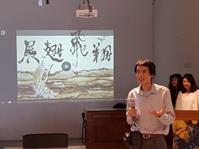旅美畫家吳振士說明自己的創作歷程以及這次個展的原由與期許