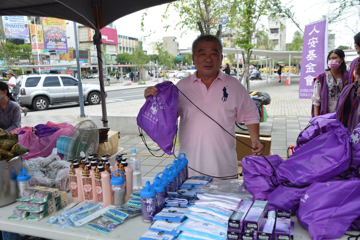 ▲發放物資除應節禮品外，還加贈涼感巾及香皂、洗髮乳、貼身衣物等組合而成的健康包。（圖／記者郭政隆攝影2019.5.31）