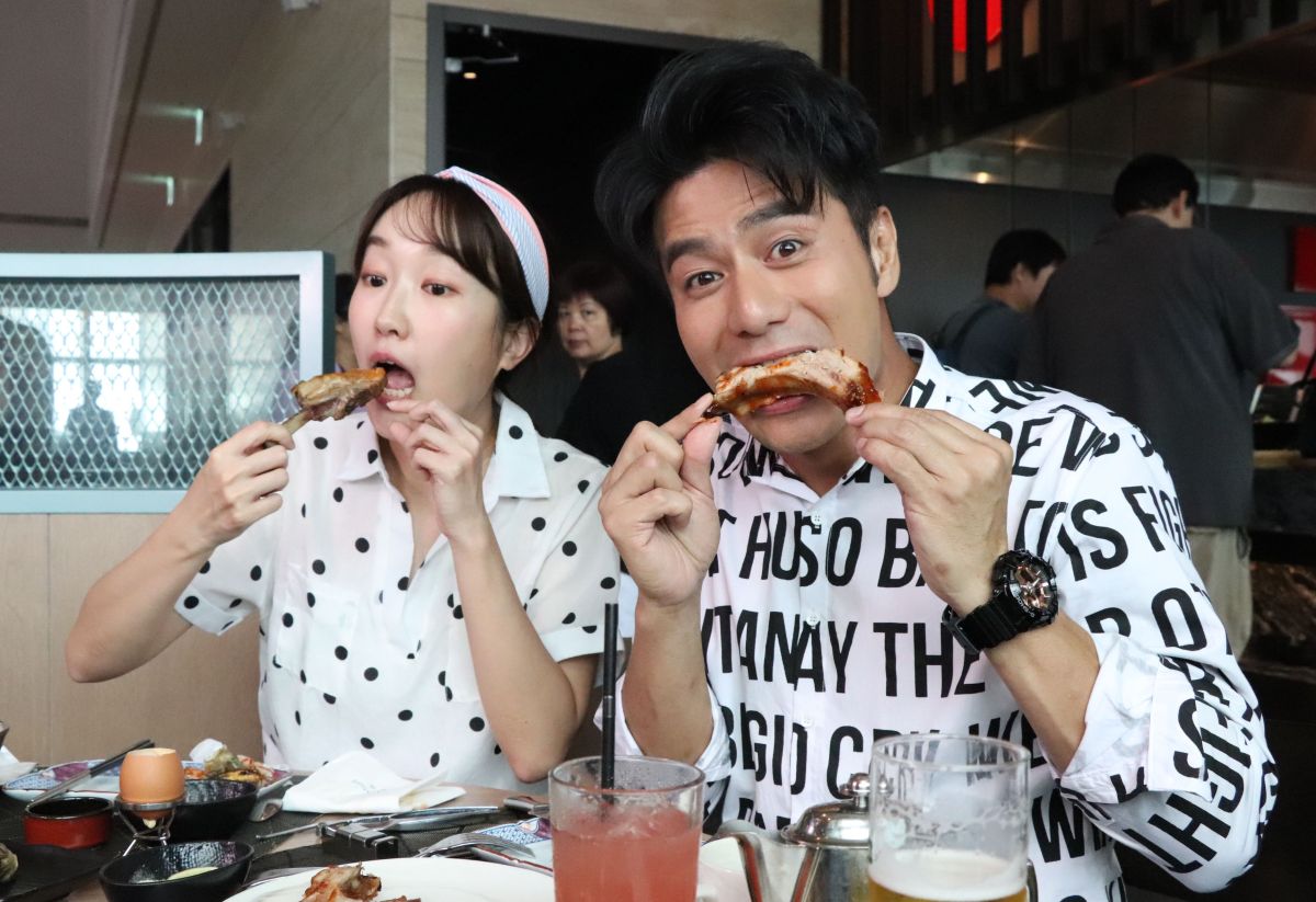 ▲郭彥均（右）和巴鈺為了錄影可以狂吃，平常已經很少在吃零食。（圖／中天提供）