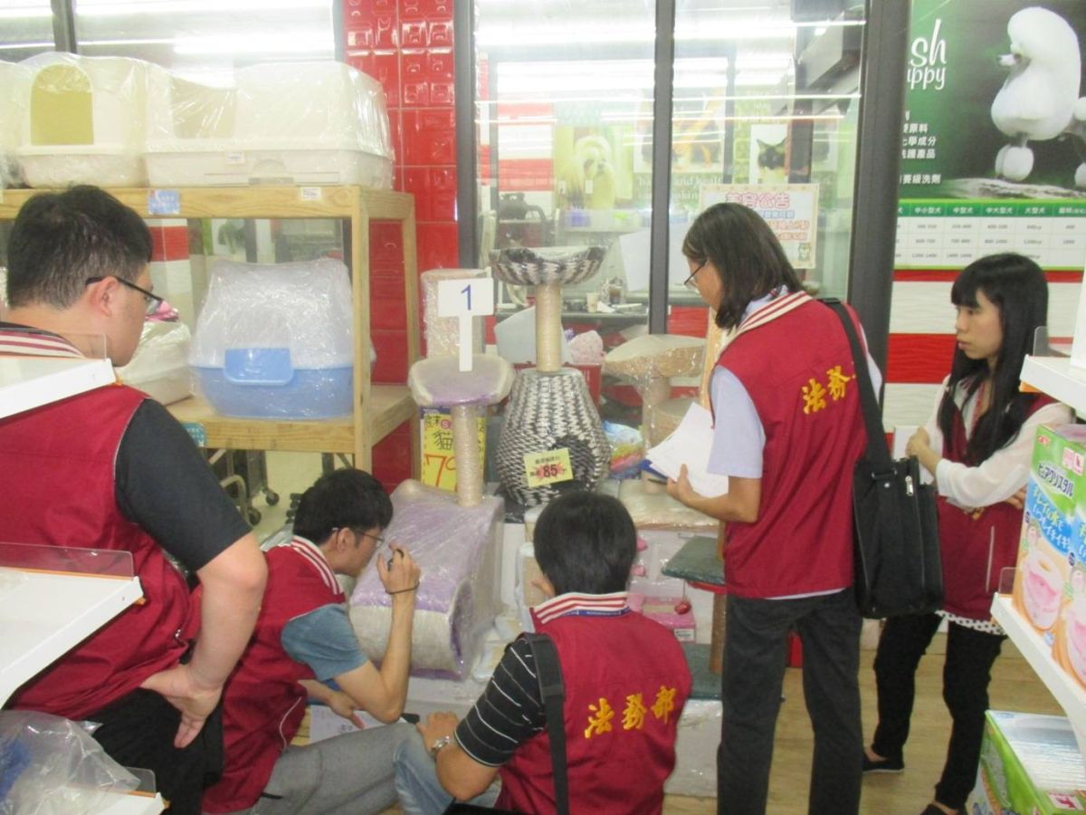 ▲花蓮市一家連鎖寵物用品店因積欠健保費32萬遲遲未繳納，30日遭花蓮執行處查封，物品將於近日進行拍賣。（圖／花蓮執行處提供）