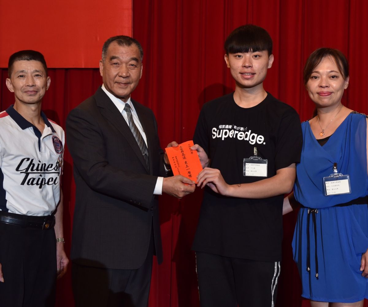 ▲退輔會主委邱國正頒贈就學補助金，並與學生家長合影。（圖／退輔會提供, 2019.5.31）