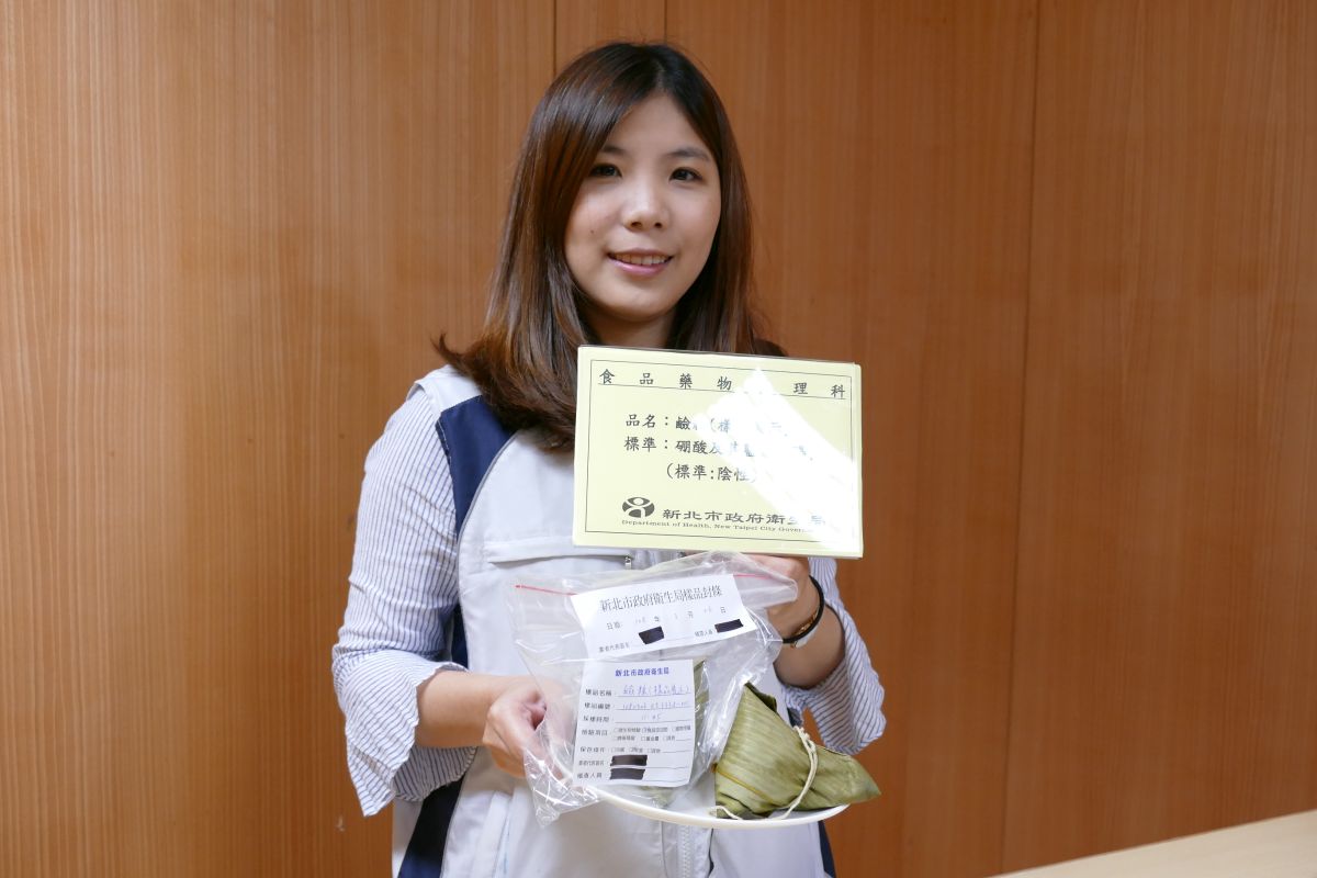 ▲衛生局31日起在衛生所免費發放可取代硼砂的三偏磷酸鈉，讓民眾自行製作鹼粽。（圖／記者宋原彰攝，2019.05.31）