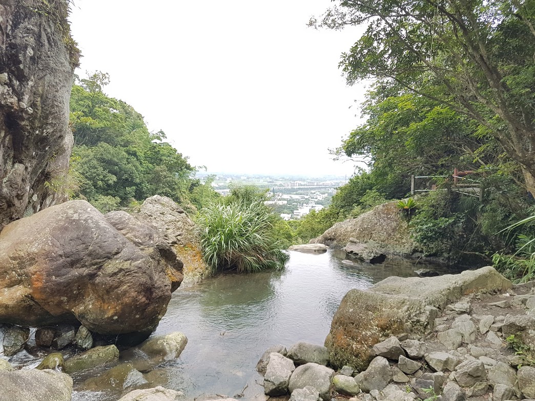 ▲從猴洞坑瀑布頂端遠眺蘭陽平原，彷彿一幅山水畫。（圖／記者李清貴攝)