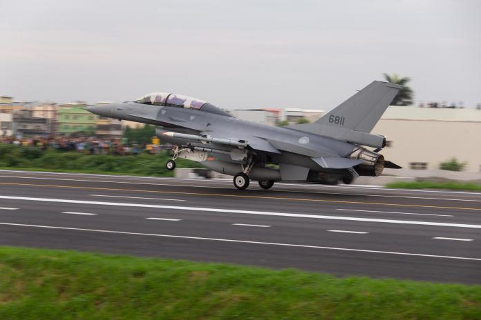 ▲漢光35號演習，F-16V戰機於彰化戰備道降落。（圖／軍聞社提供）
