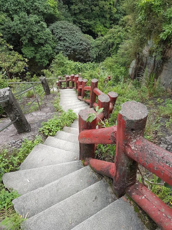 「白石腳步道」中間有一段高低落差大，階梯蜿蜒而上，需要一點力氣攀爬