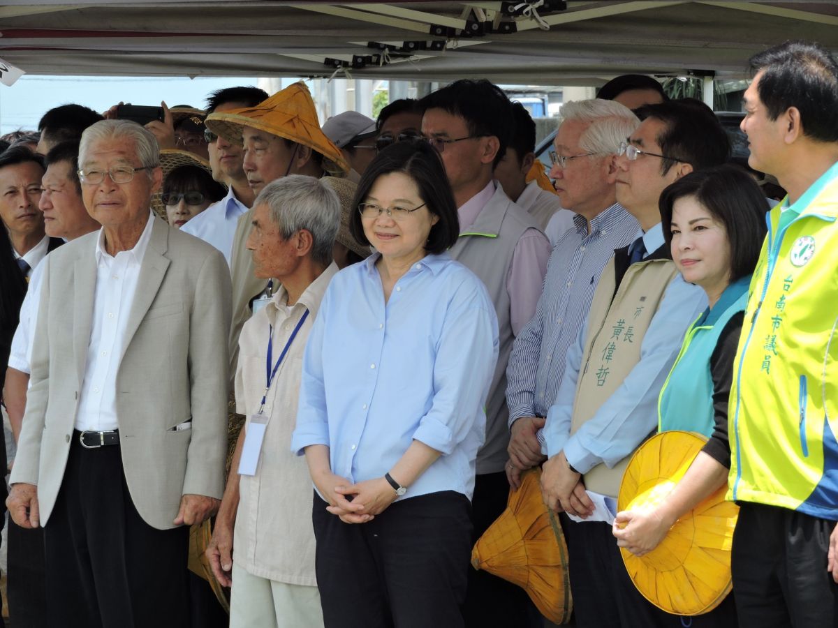 ▲崑濱伯（前排左二）希望賴清德「再等4年」，這次選舉「兩人」好好合作。（圖／記者陳聖璋攝，2019.05.31）