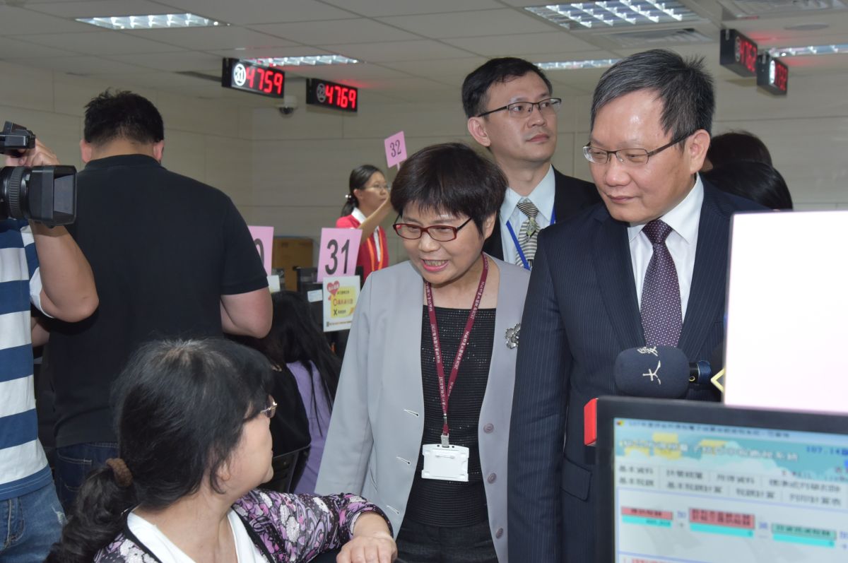 ▲5月31日是107年度所得稅結算申報最後1日，財政部蘇建榮一早即發了提醒民眾把握最後一天報稅的早安圖，下午還特別到台北國稅局大安分局、中北及中南稽徵所實地關心民眾申報情形。（圖／財政部台北國稅局提供）