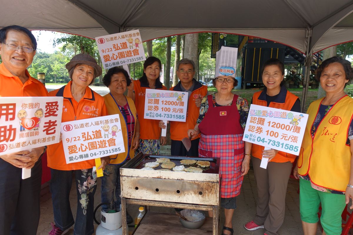 ▲80歲瓊花阿嬤，與弘道助老委員一起響應認攤助老。（圖／記者陳雅芳攝，2019.05.31）