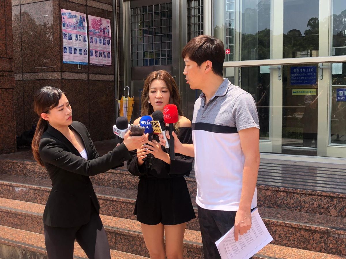  ▲侯昌明和曾雅蘭現身警局。（圖 / 經紀人提供）